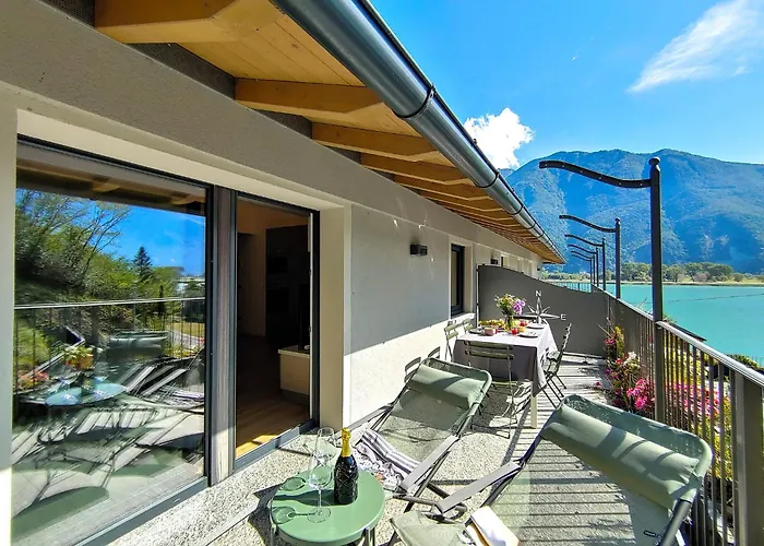 Salute Mit Panorama Balkon Am Dascio